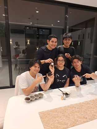 Equipo trabajando en la elaboración del jabón Oro Negro